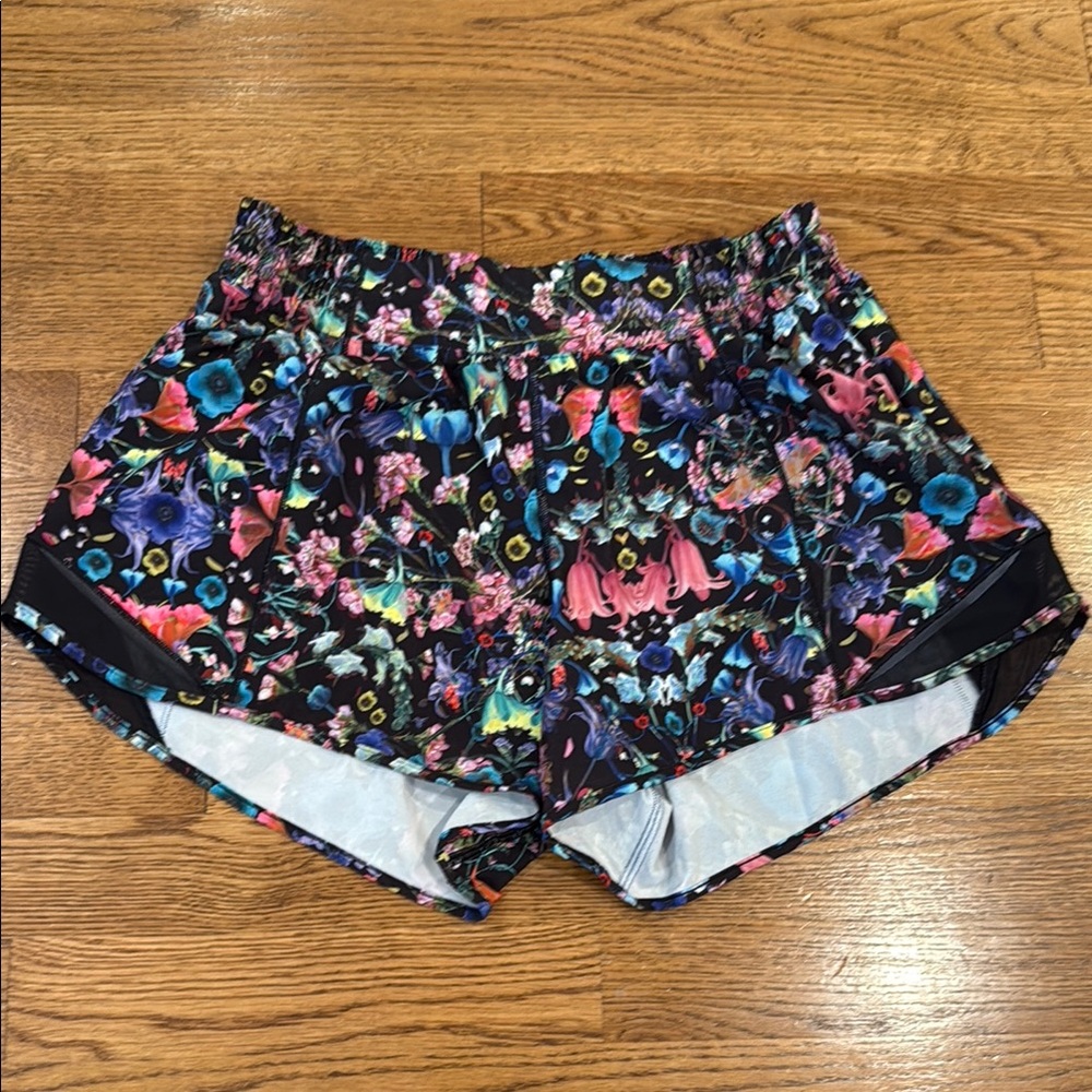 lululemon athletica hotty hot low rise lined 4” shorts